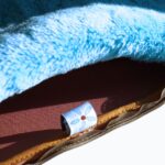 DEPLUSBELLE housse de coussin en fause fourrure bleue azure et néoprène corail 40x40 cm - couleurs Pantone 2021!