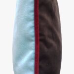 DEPLUSBELLE housse de velours chocolat bleu clair avec passepoil rouge foncé 40x40 cm!