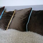 DEPLUSBELLE vous propose de decorer votre canapé a votre gout: taille 40x40 cm, jolie finition avec passepoil contrastant!